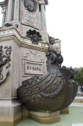 Monumento  Abertura dos Portos s Naes Amigas - Localizado na Praa So Sebastio, diante do Teatro Amazonas, esse monumento foi inaugurado em 1900 para comemorar a liberao dos portos do Rio Amazonas ao comrcio exterior, em 1866.