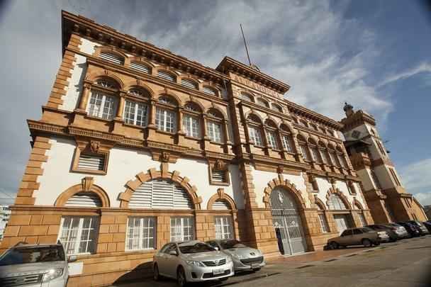 Alfndega - O conjunto arquitetnico da Alfndega e Guardamoria foi tombado pelo Patrimnio Histrico Nacional, em 1987, junto com o Complexo Porturio. Inaugurados oficialmente em 1906, os dois prdios foram construdos pela firma inglesa Manaos Harbour Limited, como parte do contrato de concesso do Porto de Manaus. Em estilo ecltico, com elementos medievalistas e renascentistas, trata-se do primeiro prdio pr-fabricado do mundo. 