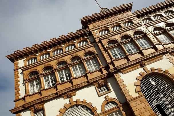 Alfndega - O conjunto arquitetnico da Alfndega e Guardamoria foi tombado pelo Patrimnio Histrico Nacional, em 1987, junto com o Complexo Porturio. Inaugurados oficialmente em 1906, os dois prdios foram construdos pela firma inglesa Manaos Harbour Limited, como parte do contrato de concesso do Porto de Manaus. Em estilo ecltico, com elementos medievalistas e renascentistas, trata-se do primeiro prdio pr-fabricado do mundo. 