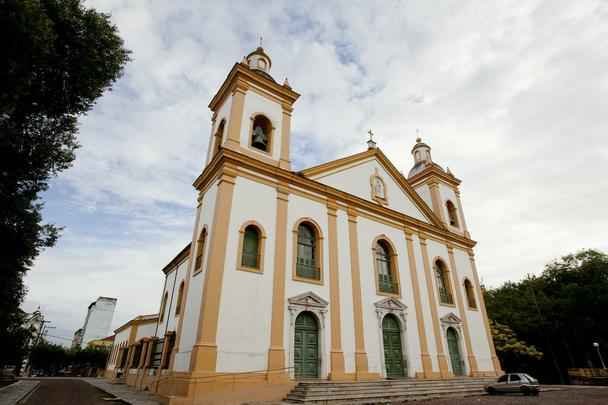 Catedral Metropolitana de Manaus -  a igreja matriz da cidade, remontando aos missionrios carmelitas que, em 1695, ergueram a primitiva Matriz de Nossa Senhora da Conceio.