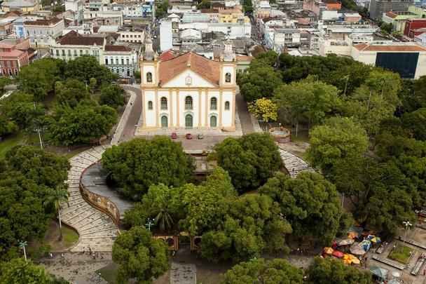 Catedral Metropolitana de Manaus -  a igreja matriz da cidade, remontando aos missionrios carmelitas que, em 1695, ergueram a primitiva Matriz de Nossa Senhora da Conceio.