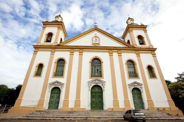 Catedral Metropolitana de Manaus -  a igreja matriz da cidade, remontando aos missionrios carmelitas que, em 1695, ergueram a primitiva Matriz de Nossa Senhora da Conceio.