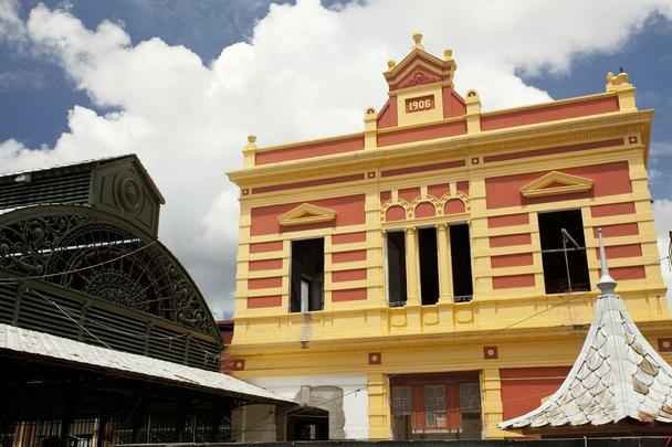 Mercado Municipal Adolpho Lisboa, de 1883. Fica diante do Rio Negro e foi construdo no estilo art nouveau.
(Rua dos Bars, n 46 - Centro)