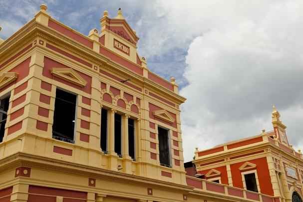Mercado Municipal Adolpho Lisboa, de 1883. Fica diante do Rio Negro e foi construdo no estilo art nouveau.
(Rua dos Bars, n 46 - Centro)