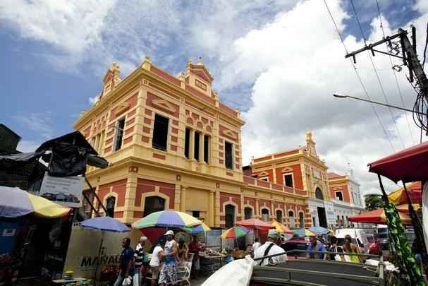 Mercado Municipal Adolpho Lisboa, de 1883. Fica diante do Rio Negro e foi construdo no estilo art nouveau.
(Rua dos Bars, n 46 - Centro)
