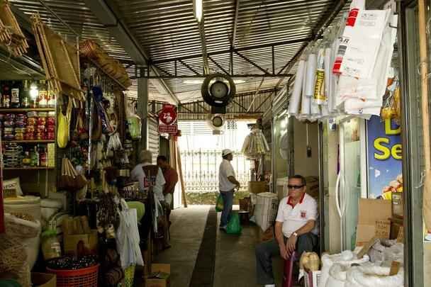 Mercado Municipal Adolpho Lisboa, de 1883. Fica diante do Rio Negro e foi construdo no estilo art nouveau.
(Rua dos Bars, n 46 - Centro)
