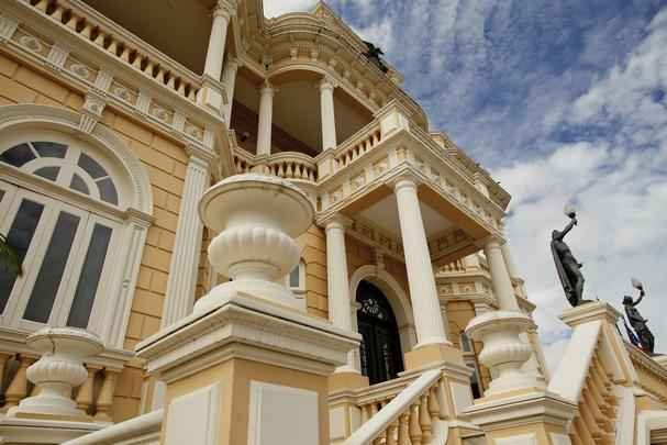 Palcio Rio Negro - Foi sede do Governo e Residncia Oficial do governador do Amazonas. Seu nome original era Palacete Scholz, construdo pelo alemo Waldemar Scholz, considerado o 'Baro da Borracha'. Teve o nome alterado para Palcio Rio Negro em 1918 aps autorizada a compra pelo governador do Amazonas, Pedro de Alcntara Bacellar.