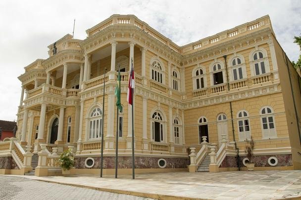 Palcio Rio Negro - Foi sede do Governo e Residncia Oficial do governador do Amazonas. Seu nome original era Palacete Scholz, construdo pelo alemo Waldemar Scholz, considerado o 'Baro da Borracha'. Teve o nome alterado para Palcio Rio Negro em 1918 aps autorizada a compra pelo governador do Amazonas, Pedro de Alcntara Bacellar.
