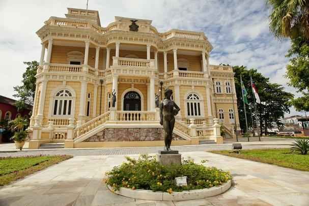 Palcio Rio Negro - Foi sede do Governo e Residncia Oficial do governador do Amazonas. Seu nome original era Palacete Scholz, construdo pelo alemo Waldemar Scholz, considerado o 'Baro da Borracha'. Teve o nome alterado para Palcio Rio Negro em 1918 aps autorizada a compra pelo governador do Amazonas, Pedro de Alcntara Bacellar.