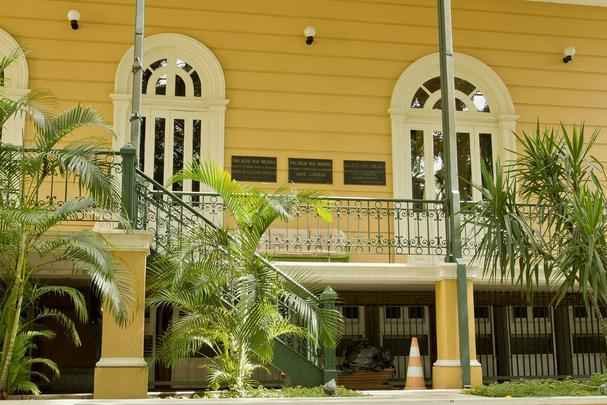 Palcio Rio Negro - Foi sede do Governo e Residncia Oficial do governador do Amazonas. Seu nome original era Palacete Scholz, construdo pelo alemo Waldemar Scholz, considerado o 'Baro da Borracha'. Teve o nome alterado para Palcio Rio Negro em 1918 aps autorizada a compra pelo governador do Amazonas, Pedro de Alcntara Bacellar.