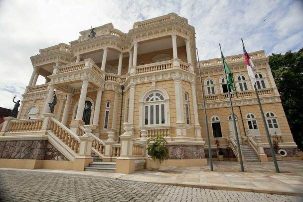 Palcio Rio Negro - Foi sede do Governo e Residncia Oficial do governador do Amazonas. Seu nome original era Palacete Scholz, construdo pelo alemo Waldemar Scholz, considerado o 'Baro da Borracha'. Teve o nome alterado para Palcio Rio Negro em 1918 aps autorizada a compra pelo governador do Amazonas, Pedro de Alcntara Bacellar.