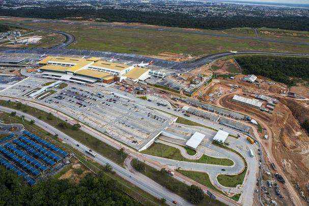 Obras de reforma e ampliao do Aeroporto Eduardo Gomes foram as nicas realizadas para a Copa em Manaus alm da construo da Arena da Amaznia. As obras no Porto de Manaus deveriam ter iniciado em maro de 2013 e concludas em maio de 2014. Porm, os servios no foram iniciados e os projetos no sero executados antes do Mundial