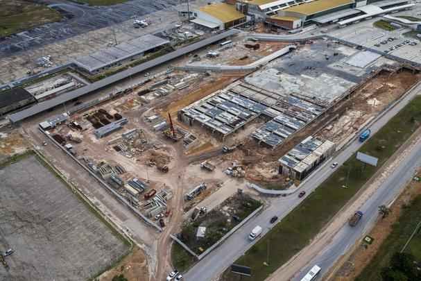 Obras de reforma e ampliao do Aeroporto Eduardo Gomes foram as nicas realizadas para a Copa em Manaus alm da construo da Arena da Amaznia. As obras no Porto de Manaus deveriam ter iniciado em maro de 2013 e concludas em maio de 2014. Porm, os servios no foram iniciados e os projetos no sero executados antes do Mundial