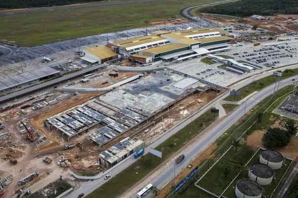 Obras de reforma e ampliao do Aeroporto Eduardo Gomes foram as nicas realizadas para a Copa em Manaus alm da construo da Arena da Amaznia. As obras no Porto de Manaus deveriam ter iniciado em maro de 2013 e concludas em maio de 2014. Porm, os servios no foram iniciados e os projetos no sero executados antes do Mundial