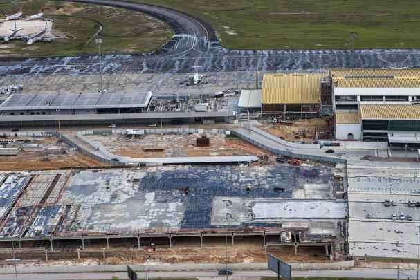 Obras de reforma e ampliao do Aeroporto Eduardo Gomes foram as nicas realizadas para a Copa em Manaus alm da construo da Arena da Amaznia. As obras no Porto de Manaus deveriam ter iniciado em maro de 2013 e concludas em maio de 2014. Porm, os servios no foram iniciados e os projetos no sero executados antes do Mundial