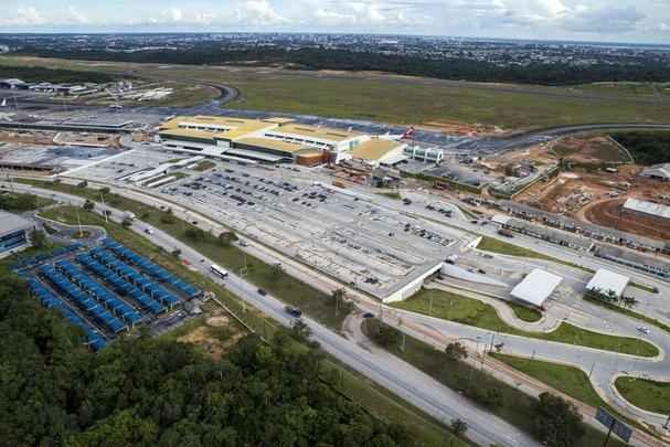Obras de reforma e ampliao do Aeroporto Eduardo Gomes foram as nicas realizadas para a Copa em Manaus alm da construo da Arena da Amaznia. As obras no Porto de Manaus deveriam ter iniciado em maro de 2013 e concludas em maio de 2014. Porm, os servios no foram iniciados e os projetos no sero executados antes do Mundial