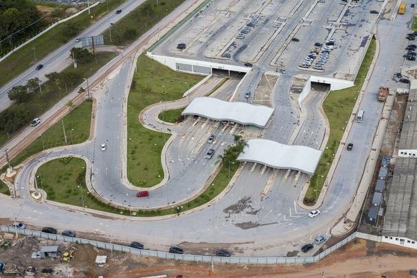 Obras de reforma e ampliao do Aeroporto Eduardo Gomes foram as nicas realizadas para a Copa em Manaus alm da construo da Arena da Amaznia. As obras no Porto de Manaus deveriam ter iniciado em maro de 2013 e concludas em maio de 2014. Porm, os servios no foram iniciados e os projetos no sero executados antes do Mundial