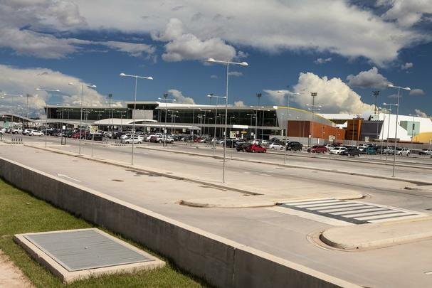 Obras de reforma e ampliao do Aeroporto Eduardo Gomes foram as nicas realizadas para a Copa em Manaus alm da construo da Arena da Amaznia. As obras no Porto de Manaus deveriam ter iniciado em maro de 2013 e concludas em maio de 2014. Porm, os servios no foram iniciados e os projetos no sero executados antes do Mundial