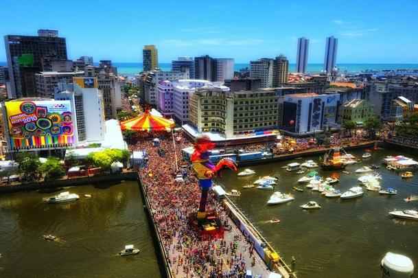 O carnaval é uma das atrações do Recife. Sua diversidade de sons e a forte presença da cultura popular nas ruas são reconhecidas em todo o mundo