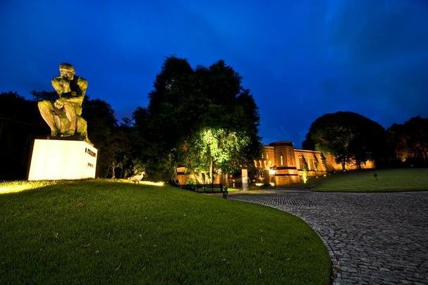 Instituto Ricardo Brennand (IRB) - Guarda uma fabulosa coleo de armas brancas, telas do Brasil Colonial, obras de arte de diversas pocas e procedncias e a maior coleo privada do pintor holands Frans Post
