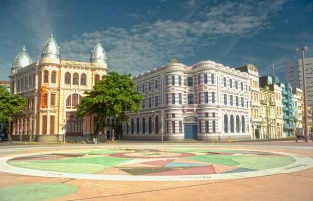 Marco Zero - Localizado no corao do Recife Antigo, a Praa Rio Branco, mais conhecida como Praa do Marco Zero,  o ponto de origem da capital de Pernambuco. No centro do solo da praa, preste ateno na Rosa do Ventos, do artista plstico pernambucano Ccero Dias.