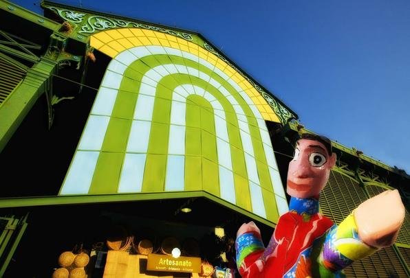 Mercado de So Jos - A arquitetura em ferro  tpica do sculo XIX. A inspirao veio do mercado pblico de Grenelle, em Paris. O projeto, elaborado por encomenda da Cmara Municipal do Recife, provavelmente  de Victor Lenthier, engenheiro da casa,  poca. O detalhamento ficou a cargo do engenheiro Louis Lger Vauthier, contratado tambm para acompanhar a execuo das estruturas de metal na Frana. A inaugurao se deu s 11 horas do dia 7 de setembro de 1875, uma quinta-feira.  um dos monumentos pernambucanos, reconhecido e tombado pelo Patrimnio Histrico.