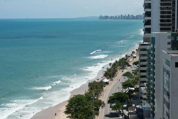 Praia de Boa Viagem - O Recife tem uma das praias urbanas mais bonitas do Brasil, a praia de Boa Viagem. Principal carto-postal da cidade, ela tem uma orla de aproximadamente 8 km e uma extensa faixa de arrecifes. A temperatura morna da gua, em torno dos 26 C, e a visibilidade de 50 metros so grandes atrativos para os mergulhadores, profissionais ou amadores.