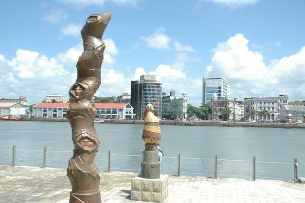 Parque das Esculturas - Inaugurado em 29 de dezembro 2000, o Parque das Esculturas foi idealizado pelo prprio artista Francisco Brennand. O local possui 90 esculturas, entre sereias, pssaros e o ovo primordial. O maior destaque  para a pea Flor de Cristal, a grande flor elptica, com 32 metros de altura, confeccionada em argila e bronze, inspirada numa flor descoberta pelo paisagista Roberto Burle Marx. O Parque das Esculturas  um dos principais cartes postais da cidade e tem acesso livre para qualquer cidado.