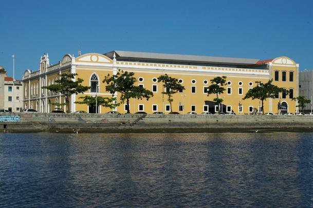 O Pao Alfndega  um verdadeiro retrato da memria urbana da cidade do Recife. Localizado s margens do Rio Capibaribe, no corao do Recife antigo, sua construo data de 1732. Neste local, funcionou, desde a ocupao holandesa, o Porto de Recife, considerado no sculo XVIII o porto mais movimentado das Amricas. Aps um longo perodo de degradao, o edifcio foi alvo de um ambicioso e cuidadoso projeto de restaurao que recuperou sua beleza e valorizou suas caractersticas arquitetnicas, permitindo a instalao de um moderno empreendimento comercial e cultural.