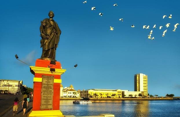 A Ponte Maurcio de Nassau localiza-se na cidade do Recife e interliga os bairros do Recife e Santo Antnio.