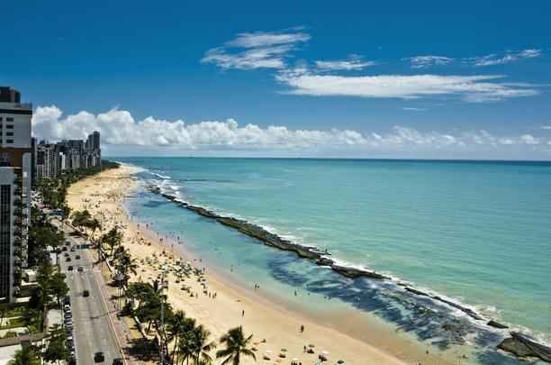 Praia de Boa Viagem - O Recife tem uma das praias urbanas mais bonitas do Brasil, a praia de Boa Viagem. Principal carto-postal da cidade, ela tem uma orla de aproximadamente 8 km e uma extensa faixa de arrecifes. A temperatura morna da gua, em torno dos 26 C, e a visibilidade de 50 metros so grandes atrativos para os mergulhadores, profissionais ou amadores.