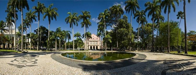 Praa da Repblica - Situada no bairro de Santo Antnio, a praa  um dos principais pontos tursticos da cidade. Um relevante conjunto de prdios, monumentos, esttuas e rvores esto presentes. Ela  cercada  pelo Palcio do Governo, pelo Teatro Santa Isabel e pelo Palcio da Justia. Hoje, ela representa o mais belo e bem cuidado logradouro pblico, assim como o principal centro cvico, cultural e administrativo da cidade