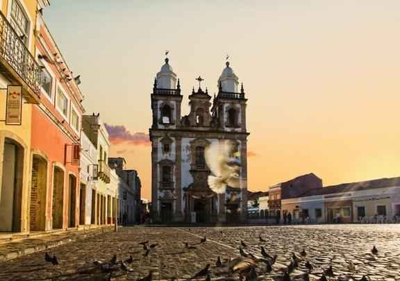 Ptio de So Pedro - A rea defronte  Igreja de So Pedro dos Clrigos, chamada de Ptio de So Pedro, conserva em seu entorno um belo conjunto de 29 casas baixas coloniais, com um ou dois pavimentos, dominadas pelo corpo imponente da igreja ao fundo. O Ptio possui um calamento de pedras irregulares do sculo XIX e um gradil de ferro que delimita o trio da igreja, cujo piso  de ladrilhos de barro.