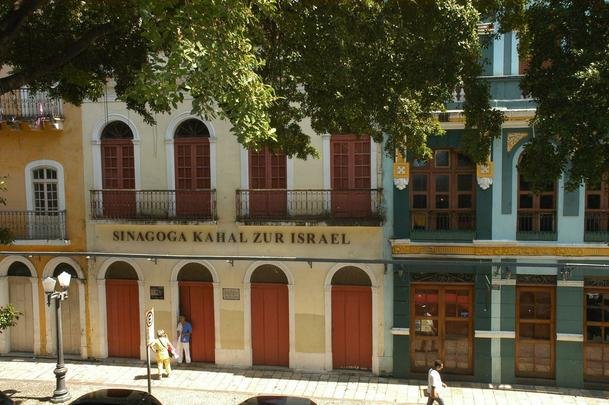 A Sinagoga Kahal Zur Israel ('Rocha de Israel') foi a primeira sinagoga das Amricas. Funcionou em Pernambuco durante o perodo de dominao holandesa (1630 a 1657). Suas instalaes compreendem hoje o Centro Judaico de Pernambuco, no centro histrico da cidade.