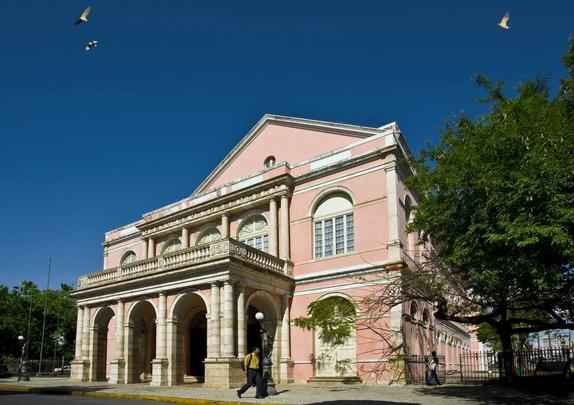 O Teatro de Santa Isabel, monumento tombado pelo Patrimnio Histrico e Artstico Nacional em 31 de outubro de 1949 representa o primeiro e mais expressivo exemplar de Arquitetura Neoclssica em Pernambuco e um dos mais notveis do pas. 