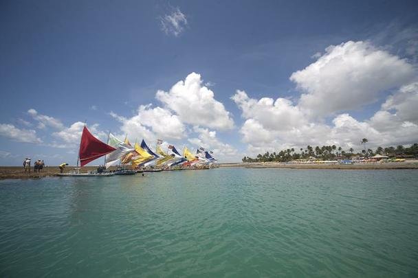 Porto de Galinhas  uma praia localizada no municpio de Ipojuca, perto do Recife. Sua fama se deve, principalmente, s belezas naturais: piscinas de guas claras e mornas formadas entre corais, esturios, mangues, areia branca e coqueirais.