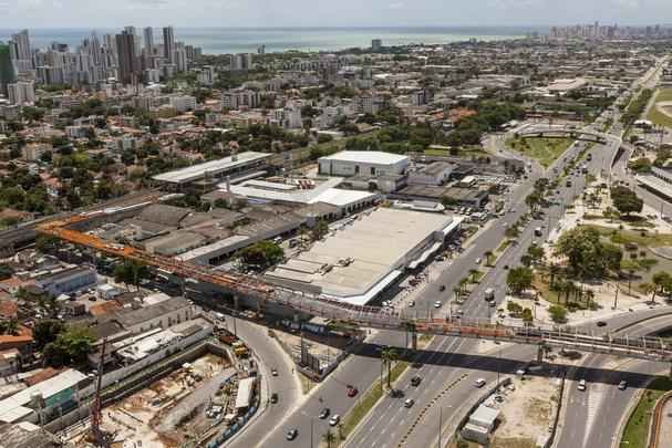 Construo da passarela que liga o Aeroporto do Recife ao Terminal de nibus e  Estao do Metr