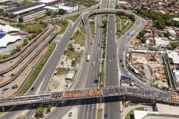 Construo da passarela que liga o Aeroporto do Recife ao Terminal de nibus e  Estao do Metr