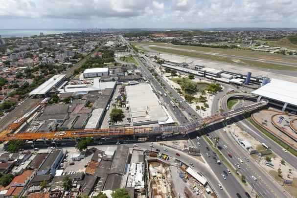 Construo da passarela que liga o Aeroporto do Recife ao Terminal de nibus e  Estao do Metr