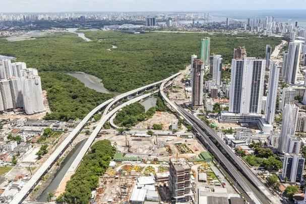 A Via Mangue ter 4,5 quilmetros de extenso e vai criar um corredor exclusivo de trfego de veculos para a Zona Sul da cidade. Segundo a prefeitura, a via expressa margear o Manguezal do Pina, uma rea de preservao que vinha sendo degradada por dejetos de esgoto e ocupao desordenada. O projeto contempla ainda uma ciclovia.