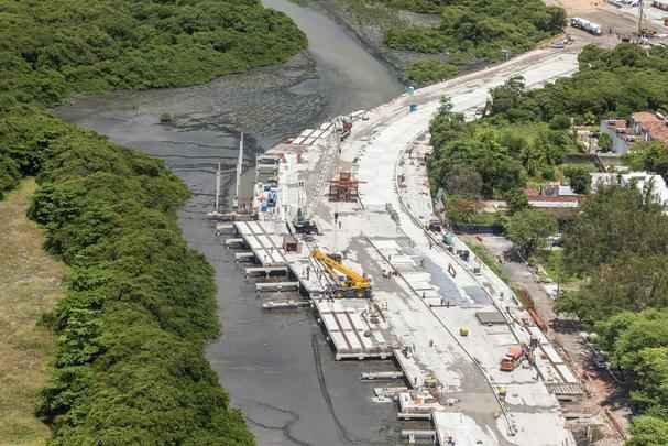 A Via Mangue ter 4,5 quilmetros de extenso e vai criar um corredor exclusivo de trfego de veculos para a Zona Sul da cidade. Segundo a prefeitura, a via expressa margear o Manguezal do Pina, uma rea de preservao que vinha sendo degradada por dejetos de esgoto e ocupao desordenada. O projeto contempla ainda uma ciclovia.