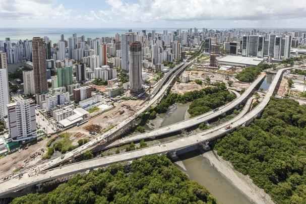 A Via Mangue ter 4,5 quilmetros de extenso e vai criar um corredor exclusivo de trfego de veculos para a Zona Sul da cidade. Segundo a prefeitura, a via expressa margear o Manguezal do Pina, uma rea de preservao que vinha sendo degradada por dejetos de esgoto e ocupao desordenada. O projeto contempla ainda uma ciclovia.
