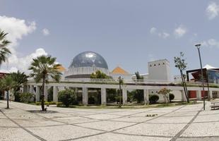 Centro Cultural Drago do Mar - Smbolo da rica cultura cearense, reunindo o Museu de Arte Contempornea, o Planetrio Rubens de Azevedo e o Memorial da Cultura Cearense, alm de praas de artesanato, rea para realizao de shows, biblioteca, planetrio, teatro e cinemas. Sem esquecer os bares e restaurantes instalados em prdios histricos. (Rua Drago do Mar, 81)