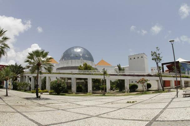 Centro Cultural Drago do Mar - Smbolo da rica cultura cearense, reunindo o Museu de Arte Contempornea, o Planetrio Rubens de Azevedo e o Memorial da Cultura Cearense, alm de praas de artesanato, rea para realizao de shows, biblioteca, planetrio, teatro e cinemas. Sem esquecer os bares e restaurantes instalados em prdios histricos. (Rua Drago do Mar, 81)