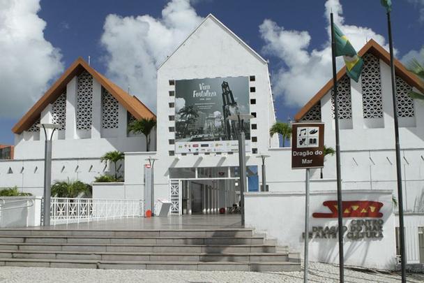 Centro Cultural Drago do Mar - Smbolo da rica cultura cearense, reunindo o Museu de Arte Contempornea, o Planetrio Rubens de Azevedo e o Memorial da Cultura Cearense, alm de praas de artesanato, rea para realizao de shows, biblioteca, planetrio, teatro e cinemas. Sem esquecer os bares e restaurantes instalados em prdios histricos. (Rua Drago do Mar, 81)