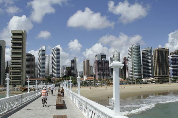 Praia de Iracema - Suas guas so claras, mas poludas. O calado  ideal para atividades esportivas.