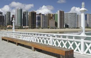 Praia de Iracema - Suas guas so claras, mas poludas. O calado  ideal para atividades esportivas.