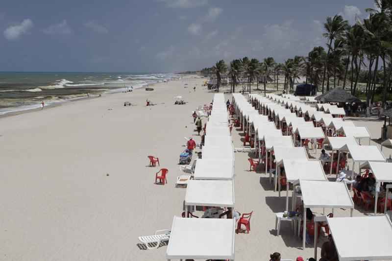 Praia do Futuro -  uma das praias mais populares da cidade por ser limpa, diferentemente de vrias outras. H estrutura de grandes restaurantes e atrai muitos turistas.