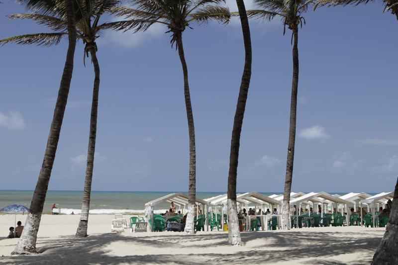 Praia do Futuro -  uma das praias mais populares da cidade por ser limpa, diferentemente de vrias outras. H estrutura de grandes restaurantes e atrai muitos turistas.