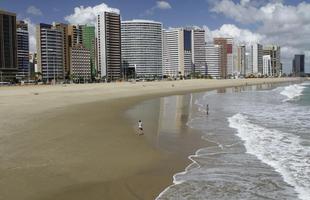 Praia de Iracema - Suas guas so claras, mas poludas. O calado  ideal para atividades esportivas.